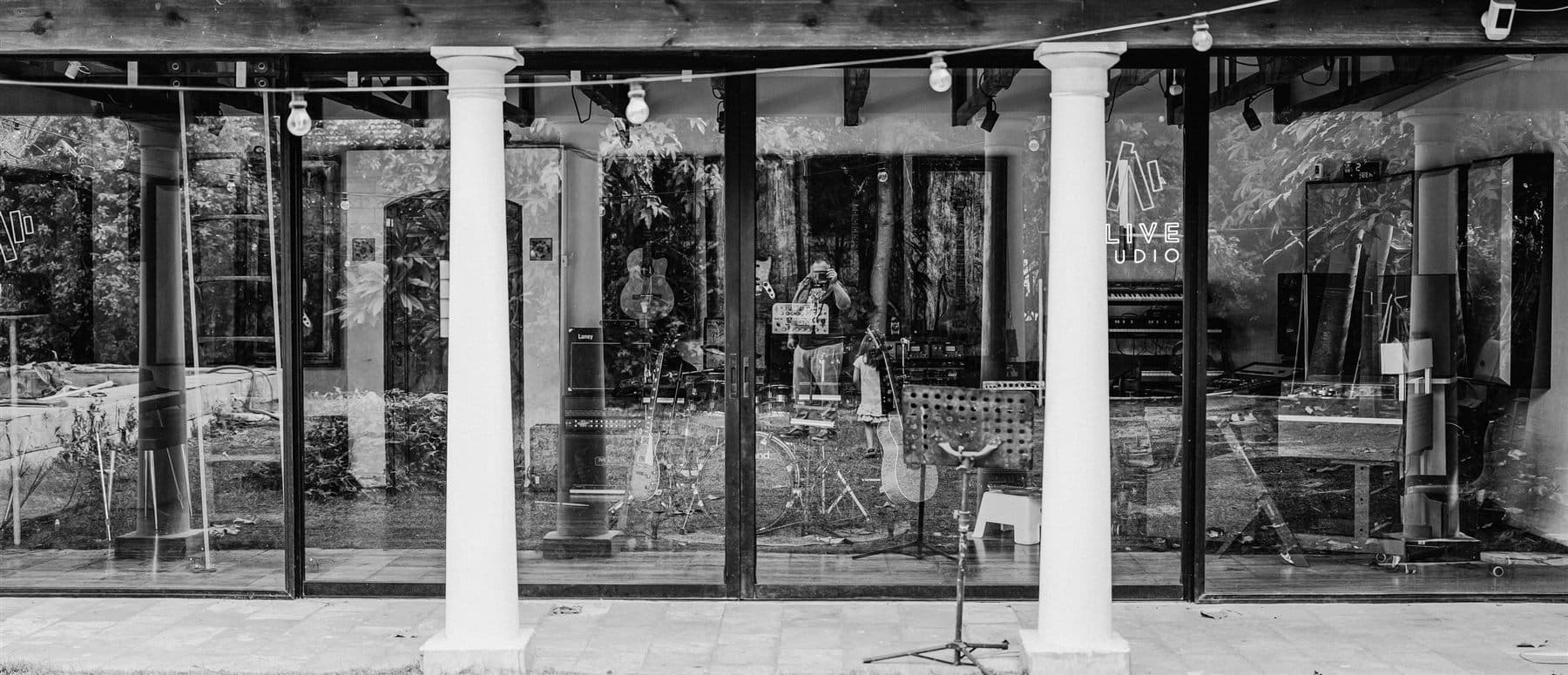The glass-front courtyard stage of the castle